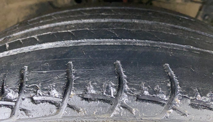 2016 Maruti Ciaz VXI PLUS, CNG, Manual, 83,441 km, Right Front Tyre Tread
