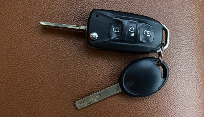 2019 Tata NEXON XM PETROL, Petrol, Manual, 64,682 km, Key Close Up