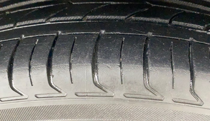 2019 Tata NEXON XM PETROL, Petrol, Manual, 64,682 km, Right Front Tyre Tread