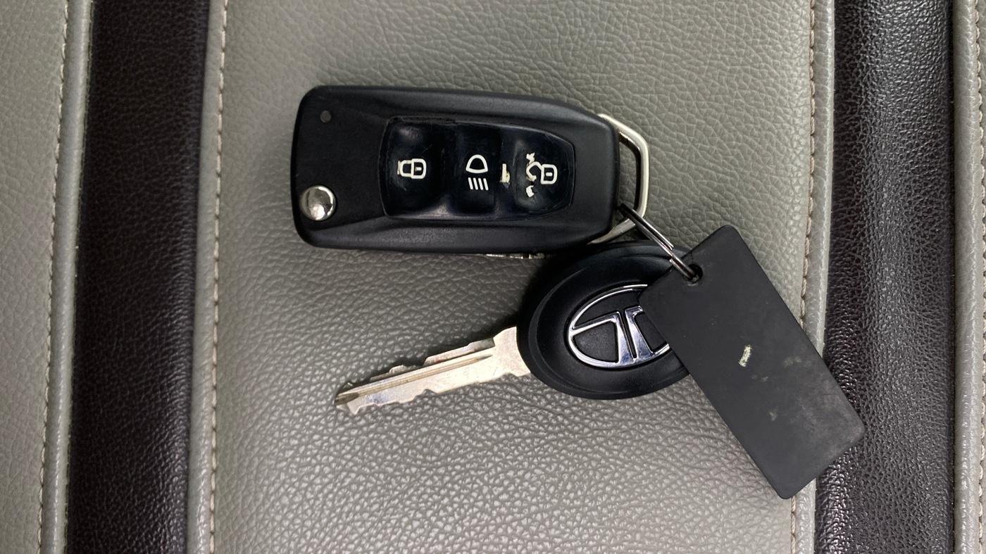2016 Tata Tiago XM PETROL, Petrol, Manual, 52,184 km, Key Close Up