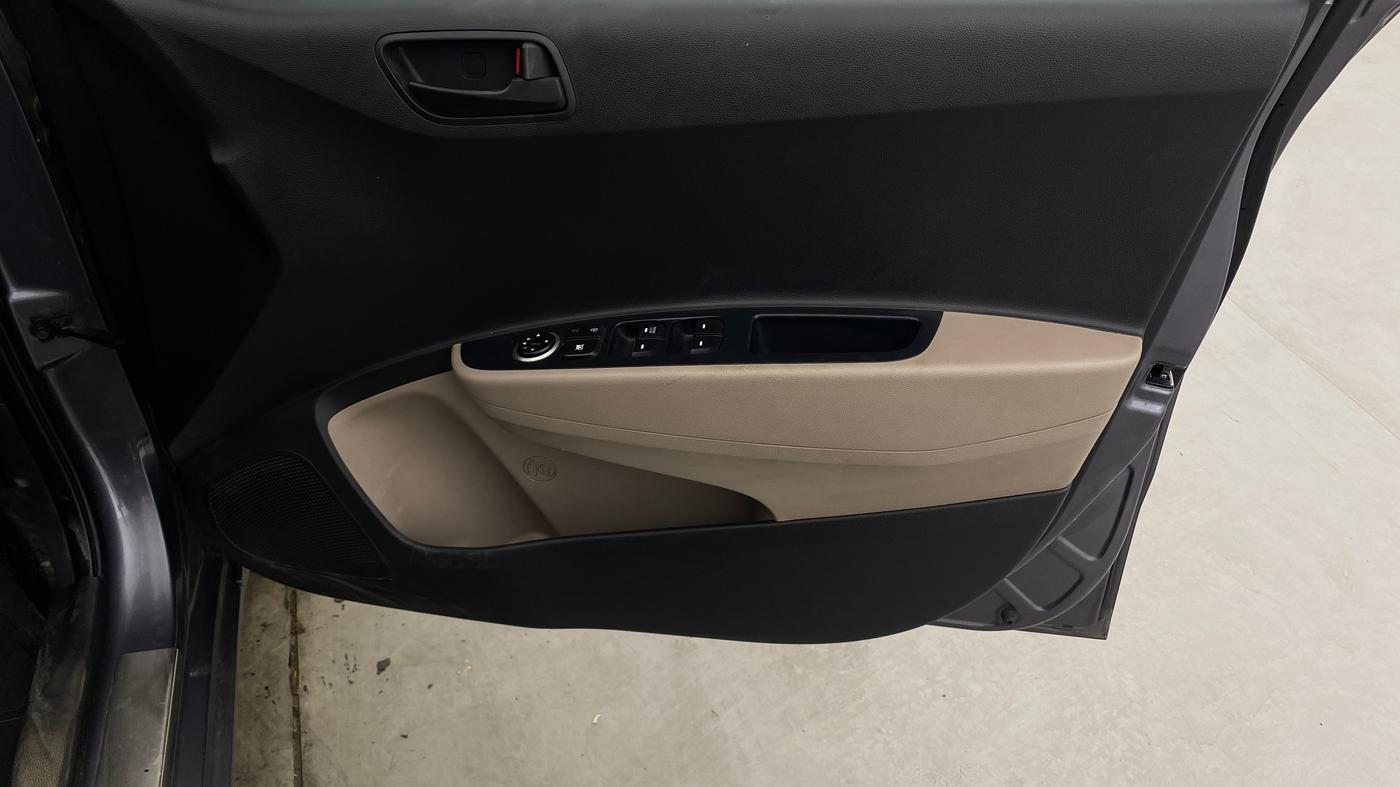 2018 Hyundai Grand i10 MAGNA AT 1.2 KAPPA VTVT, Petrol, Automatic, 29,891 km, Driver Side Door Panels Control
