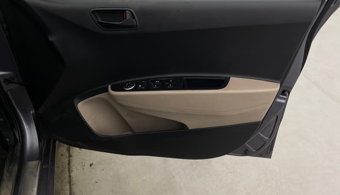 2018 Hyundai Grand i10 MAGNA AT 1.2 KAPPA VTVT, Petrol, Automatic, 29,891 km, Driver Side Door Panels Control
