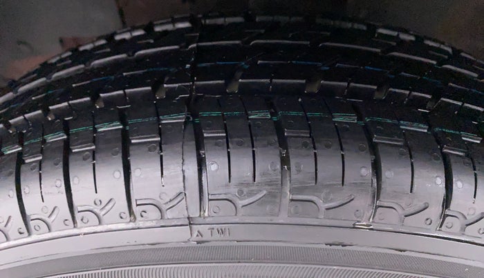 2016 Renault Kwid 1.0 RXT, Petrol, Manual, 69,550 km, Left Front Tyre Tread
