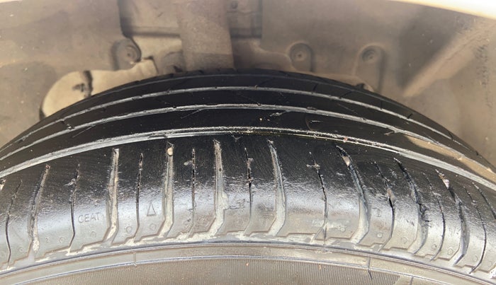 2015 Ford Ecosport TITANIUM 1.5L PETROL, Petrol, Manual, 1,16,877 km, Right Front Tyre Tread