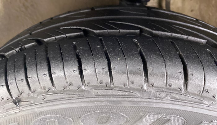 2014 Maruti Alto 800 LXI, Petrol, Manual, 81,363 km, Left Front Tyre Tread
