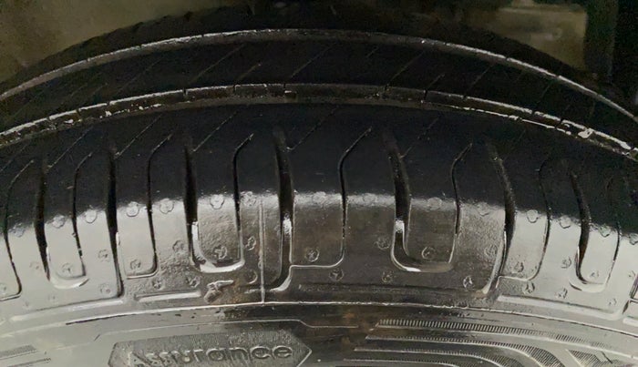 2014 Maruti Swift VXI, Petrol, Manual, 51,903 km, Right Front Tyre Tread