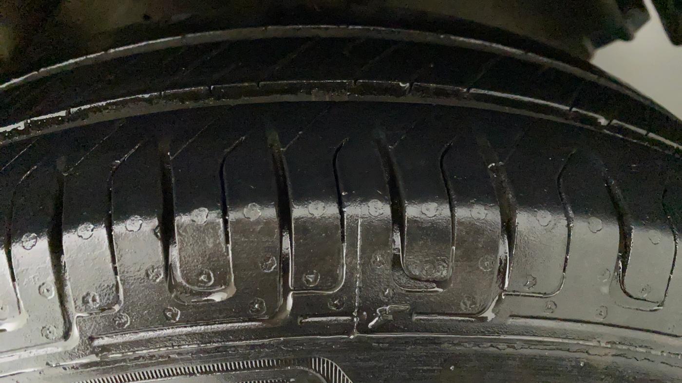 2014 Maruti Swift VXI, Petrol, Manual, 51,903 km, Left Rear Tyre Tread