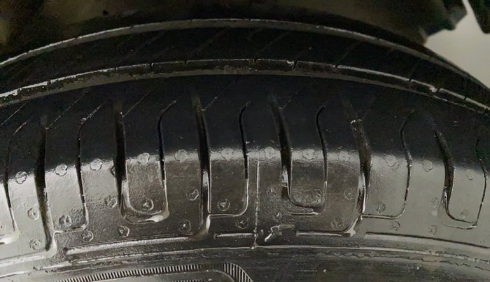 2014 Maruti Swift VXI, Petrol, Manual, 51,903 km, Left Rear Tyre Tread