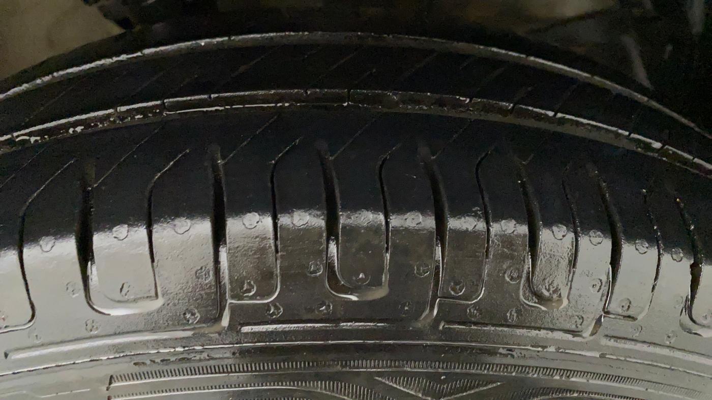 2014 Maruti Swift VXI, Petrol, Manual, 51,903 km, Left Front Tyre Tread