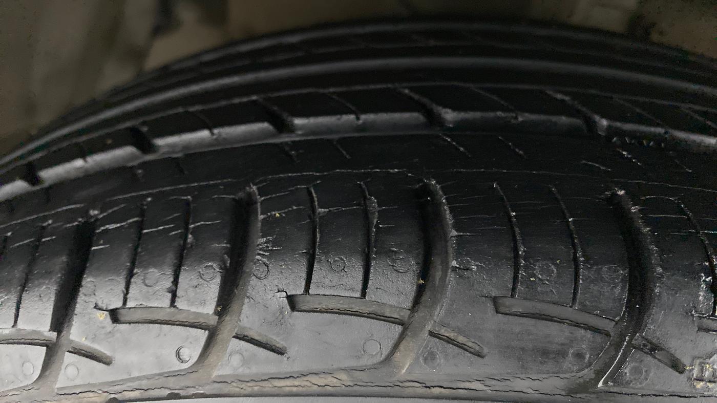 2017 Maruti Ciaz VXI PLUS, Petrol, Manual, 27,678 km, Left Front Tyre Tread