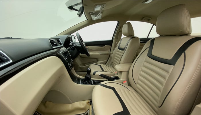 2017 Maruti Ciaz VXI PLUS, Petrol, Manual, 27,678 km, Right Side Front Door Cabin