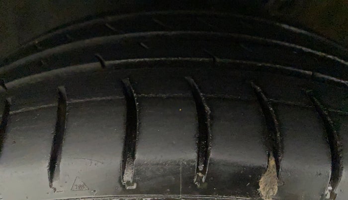 2014 Skoda Rapid 1.6 MPI AMBITION PLUS AT, Petrol, Automatic, 64,784 km, Right Front Tyre Tread