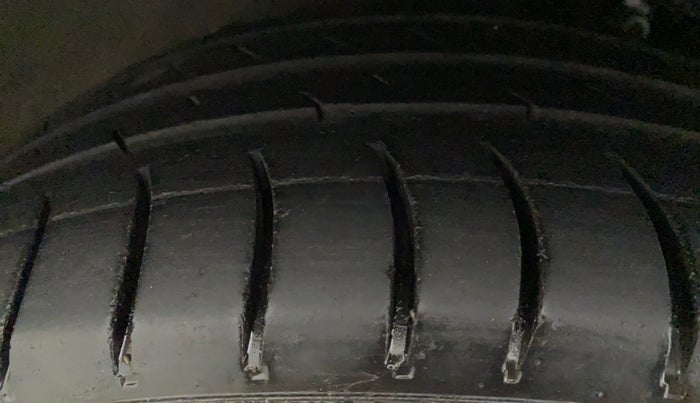 2014 Skoda Rapid 1.6 MPI AMBITION PLUS AT, Petrol, Automatic, 64,784 km, Right Rear Tyre Tread