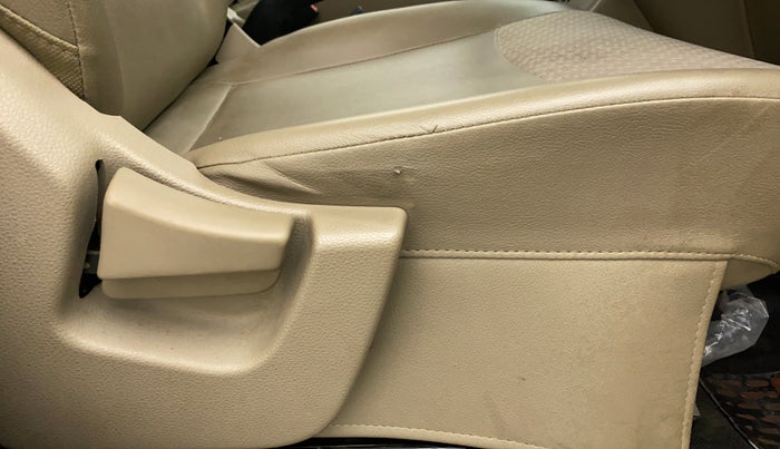 2019 Mahindra TUV300 T6+, Diesel, Manual, 21,665 km, Driver Side Adjustment Panel