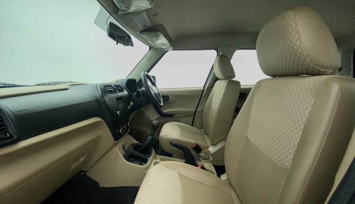 2019 Mahindra TUV300 T6+, Diesel, Manual, 21,665 km, Right Side Front Door Cabin