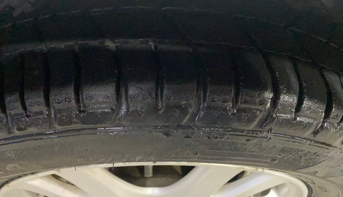 2013 Honda Brio VX AT, Petrol, Automatic, 97,665 km, Right Front Tyre Tread