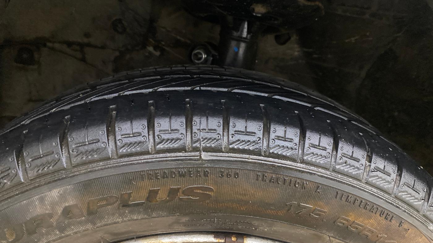 2013 Honda Amaze 1.2L I-VTEC E, Petrol, Manual, 1,01,615 km, Left Front Tyre Tread