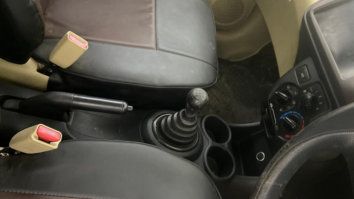 2013 Honda Amaze 1.2L I-VTEC E, Petrol, Manual, 1,01,615 km, Gear Lever