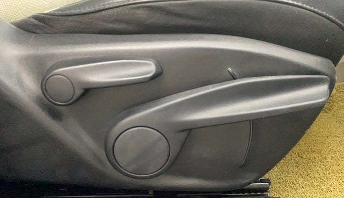 2018 Jeep Compass LIMITED 1.4 PETROL AT, Petrol, Automatic, 77,829 km, Driver Side Adjustment Panel