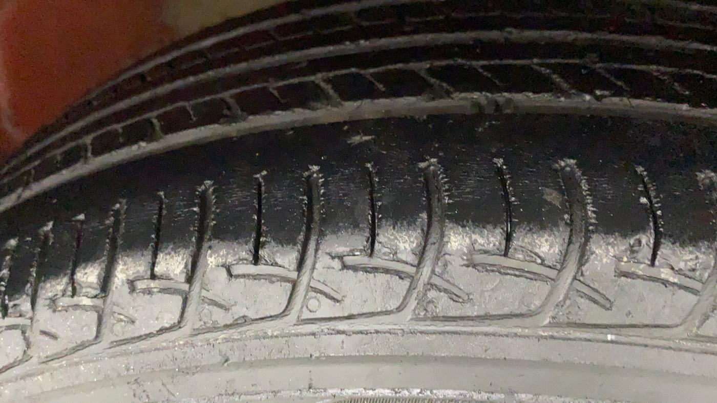 2017 Maruti Baleno DELTA PETROL 1.2, CNG, Manual, 1,01,522 km, Right Front Tyre Tread
