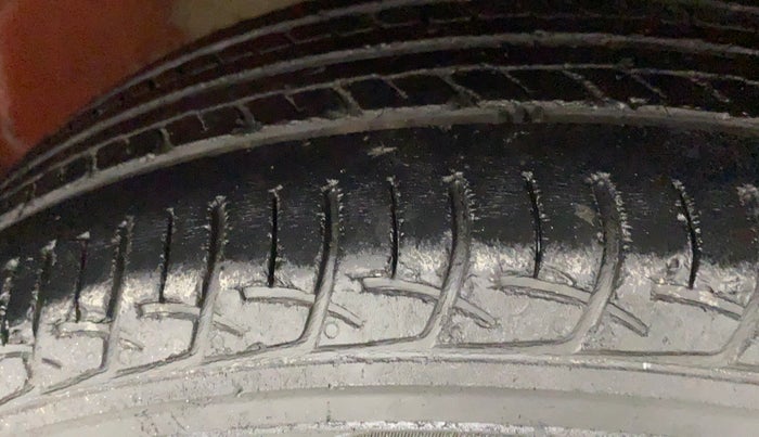 2017 Maruti Baleno DELTA PETROL 1.2, CNG, Manual, 1,01,522 km, Right Front Tyre Tread