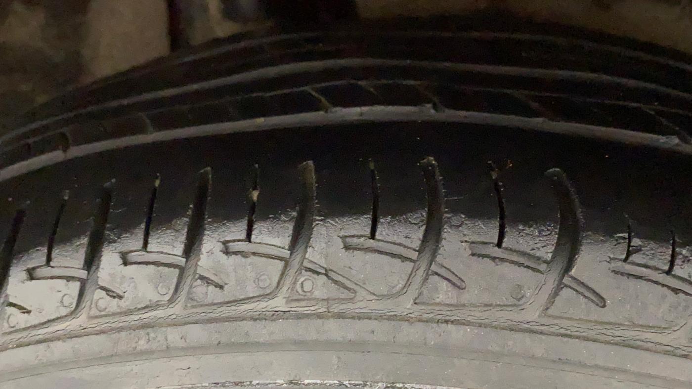 2017 Maruti Baleno DELTA PETROL 1.2, CNG, Manual, 1,01,522 km, Right Rear Tyre Tread