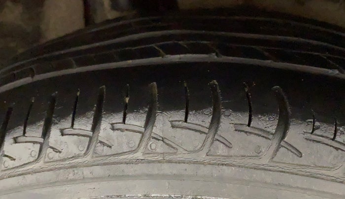 2017 Maruti Baleno DELTA PETROL 1.2, CNG, Manual, 1,01,522 km, Right Rear Tyre Tread