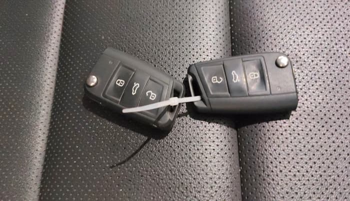 2023 Volkswagen TAIGUN TOPLINE 1.0 TSI MT, Petrol, Manual, 24,834 km, Key Close Up