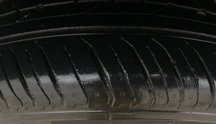 2022 Renault Kiger RXT (O) AMT DUAL TONE, Petrol, Automatic, 8,770 km, Right Rear Tyre Tread