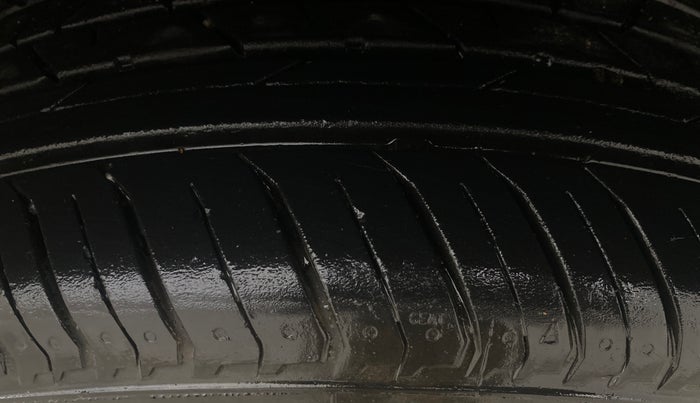 2022 Renault Kiger RXT (O) AMT DUAL TONE, Petrol, Automatic, 8,770 km, Left Rear Tyre Tread