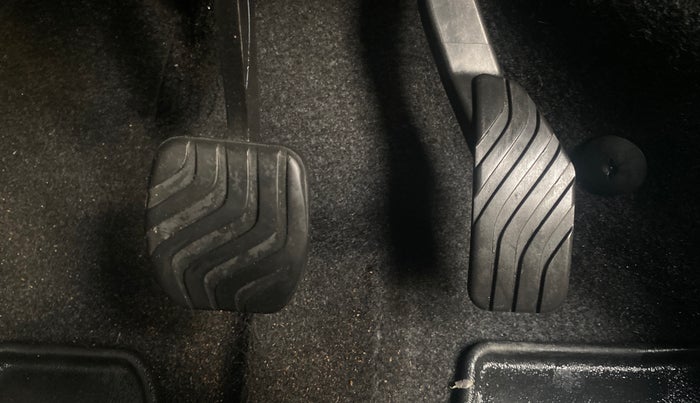 2022 Renault Kiger RXT (O) AMT DUAL TONE, Petrol, Automatic, 8,770 km, Pedals