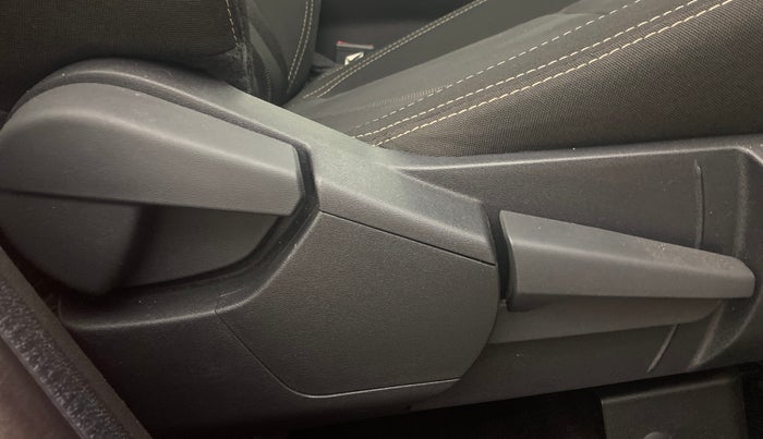 2022 Renault Kiger RXT (O) AMT DUAL TONE, Petrol, Automatic, 8,770 km, Driver Side Adjustment Panel