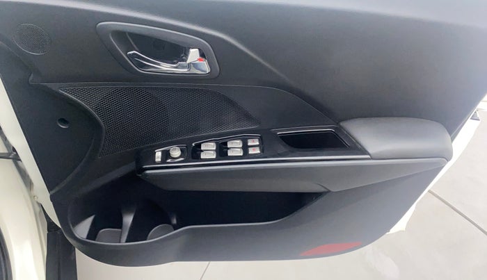 2022 Mahindra XUV300 W8 1.2 PETROL, Petrol, Manual, 4,932 km, Driver Side Door Panels Control
