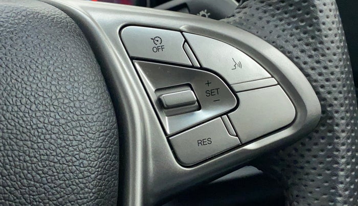 2022 Mahindra XUV300 W8 1.2 PETROL, Petrol, Manual, 4,932 km, Adaptive Cruise Control