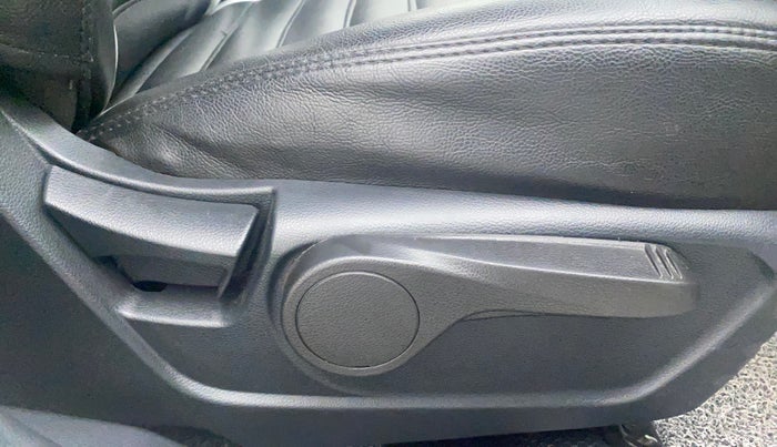 2022 Mahindra XUV300 W8 1.2 PETROL, Petrol, Manual, 4,932 km, Driver Side Adjustment Panel