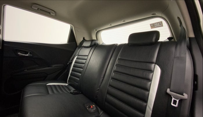 2022 Mahindra XUV300 W8 1.2 PETROL, Petrol, Manual, 4,932 km, Right Side Rear Door Cabin
