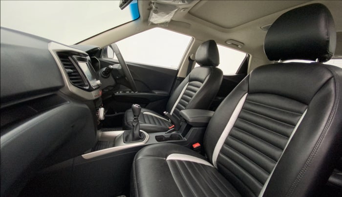 2022 Mahindra XUV300 W8 1.2 PETROL, Petrol, Manual, 4,932 km, Right Side Front Door Cabin
