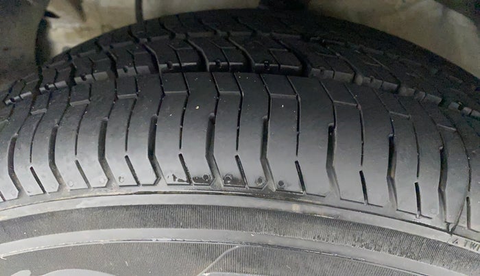 2022 Mahindra XUV300 W8 1.2 PETROL, Petrol, Manual, 4,932 km, Left Front Tyre Tread