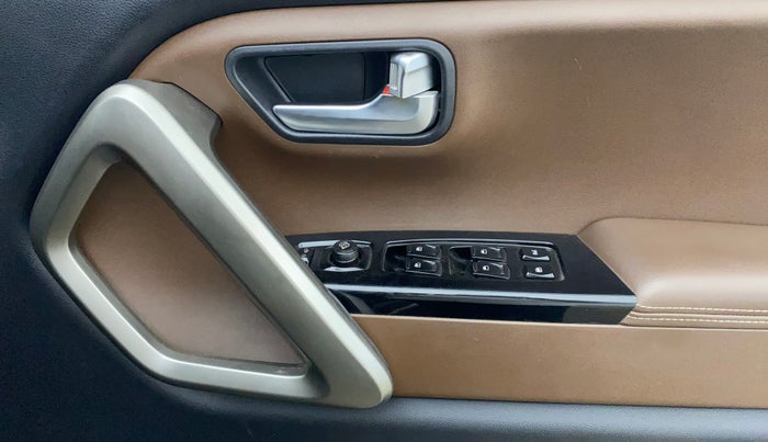 2022 Mahindra SCORPIO-N Z8 L PETROL AT 7 STR, Petrol, Automatic, 37,579 km, Driver Side Door Panels Control