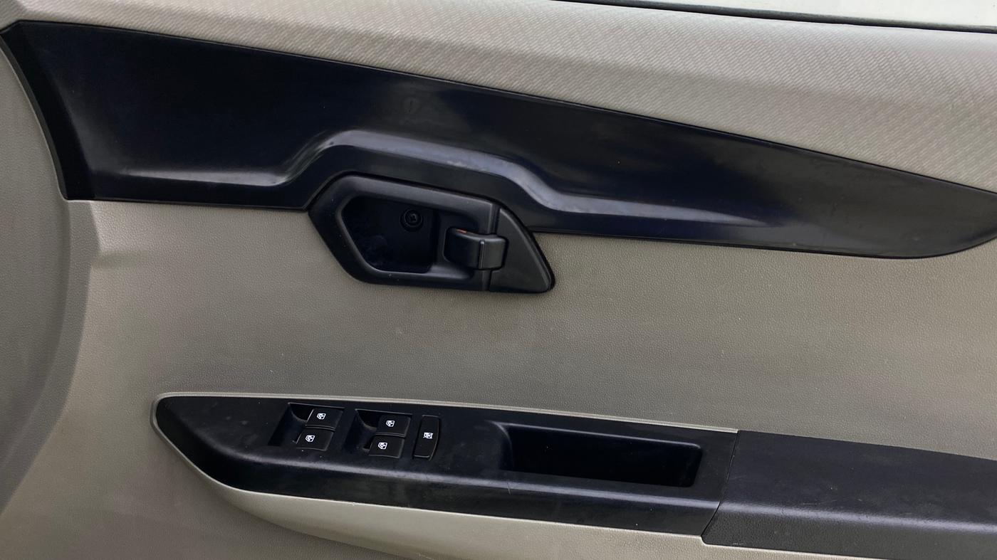 2017 Mahindra Kuv100 K4 D 6 STR, Diesel, Manual, 89,330 km, Driver Side Door Panels Control