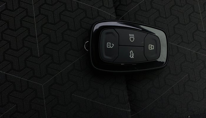 2024 Tata PUNCH Accomplished Dazzle Sunroof, Petrol, Manual, 27,354 km, Key Close Up