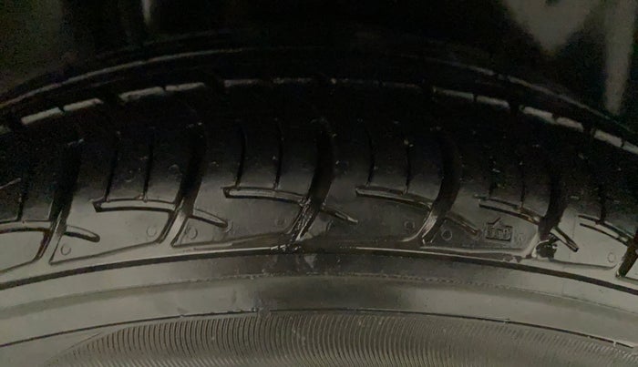 2018 Maruti Ciaz DELTA AT 1.5 SHVS PETROL, Petrol, Automatic, 40,790 km, Left Front Tyre Tread
