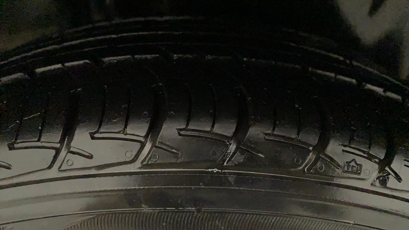 2018 Maruti Ciaz DELTA AT 1.5 SHVS PETROL, Petrol, Automatic, 40,790 km, Right Front Tyre Tread