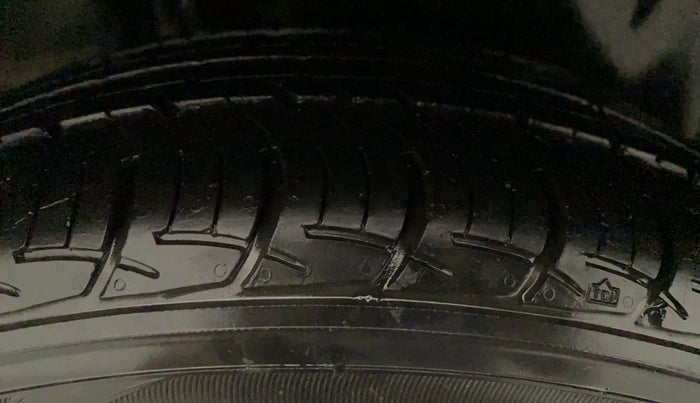 2018 Maruti Ciaz DELTA AT 1.5 SHVS PETROL, Petrol, Automatic, 40,790 km, Right Front Tyre Tread