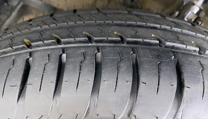 2015 Maruti Swift LXI D, Petrol, Manual, 41,648 km, Left Front Tyre Tread