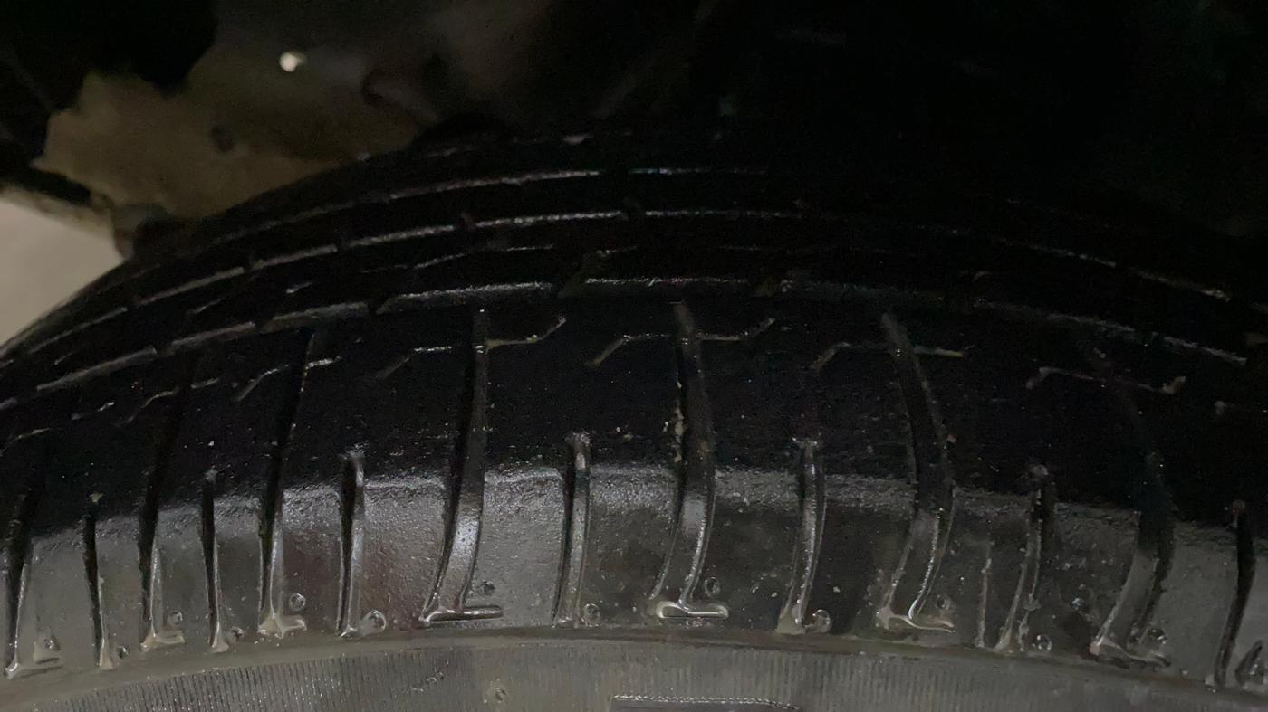 2022 Toyota Innova Crysta 2.7 GX AT 7 STR, Petrol, Automatic, 28,249 km, Left Front Tyre Tread