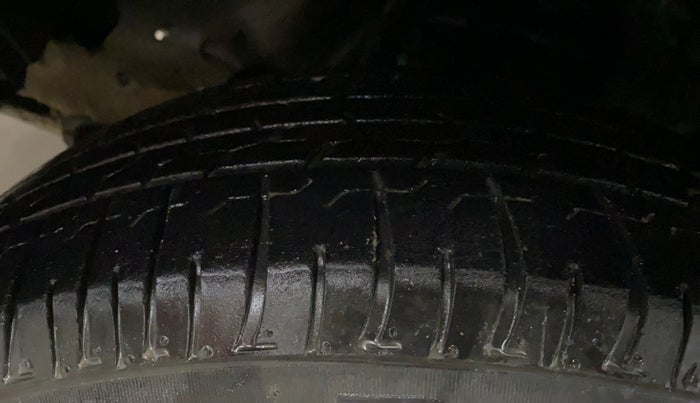 2022 Toyota Innova Crysta 2.7 GX AT 7 STR, Petrol, Automatic, 28,249 km, Left Front Tyre Tread