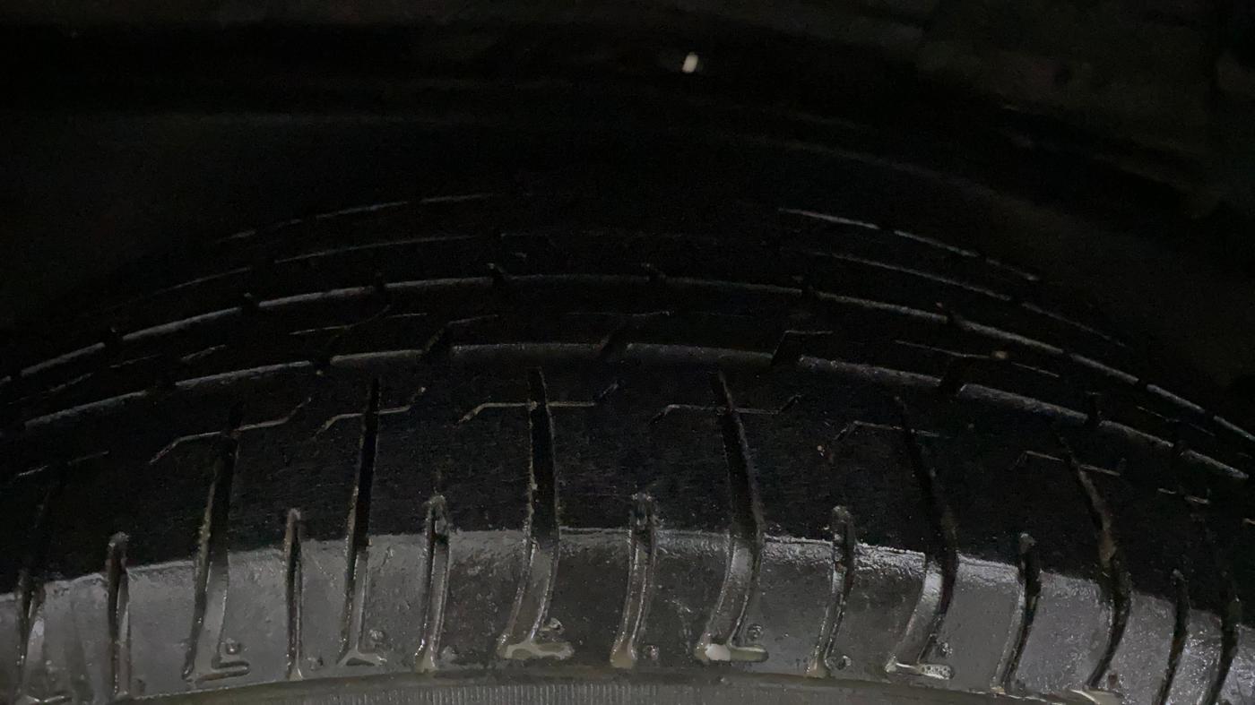 2022 Toyota Innova Crysta 2.7 GX AT 7 STR, Petrol, Automatic, 28,249 km, Left Rear Tyre Tread