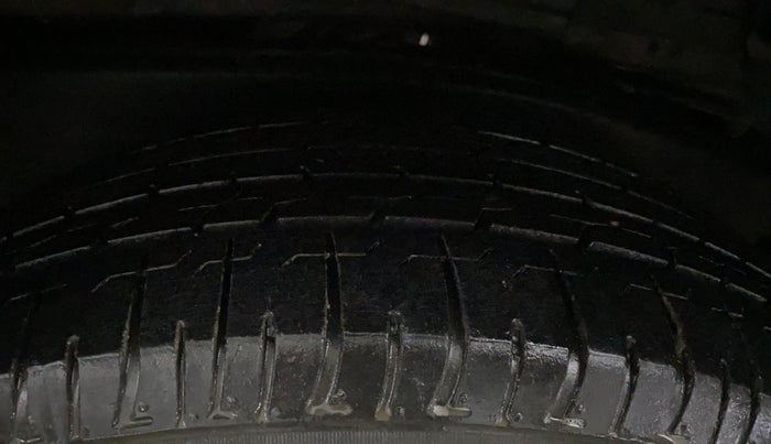 2022 Toyota Innova Crysta 2.7 GX AT 7 STR, Petrol, Automatic, 28,249 km, Left Rear Tyre Tread