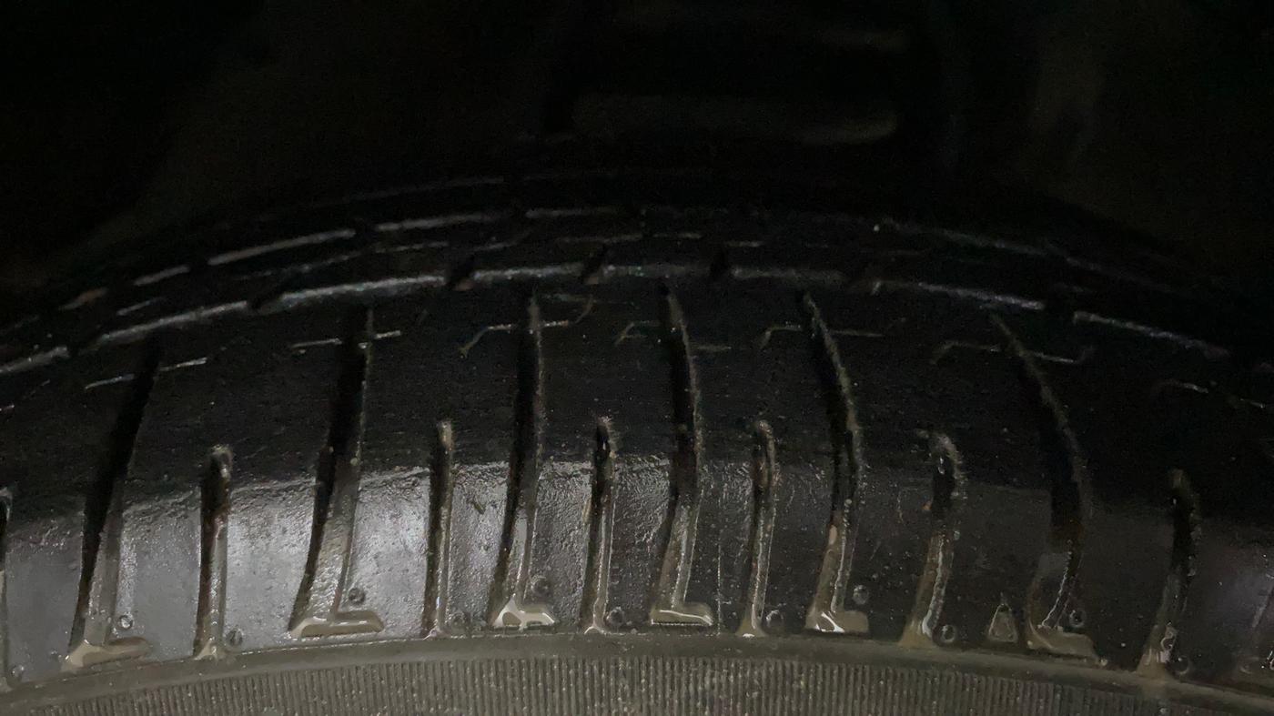 2022 Toyota Innova Crysta 2.7 GX AT 7 STR, Petrol, Automatic, 28,249 km, Right Front Tyre Tread